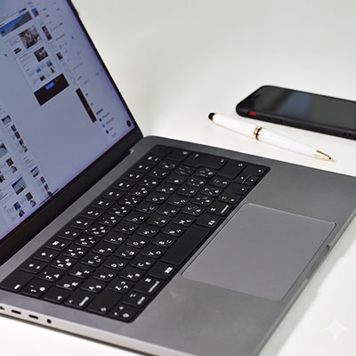 ノートPCとスマホの写真