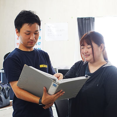 経理課